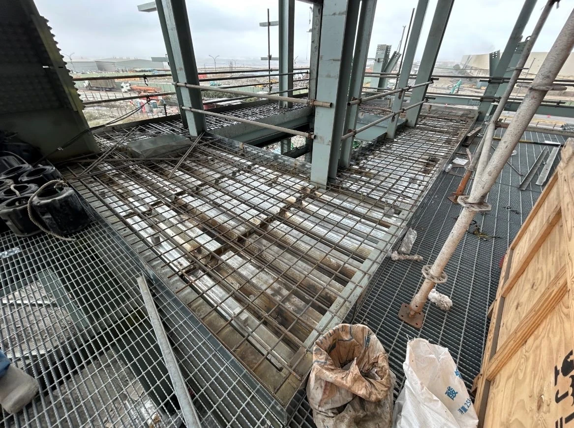 On site: deck with mesh in place awaiting the pour — the stage where no diaphragm yet exists.